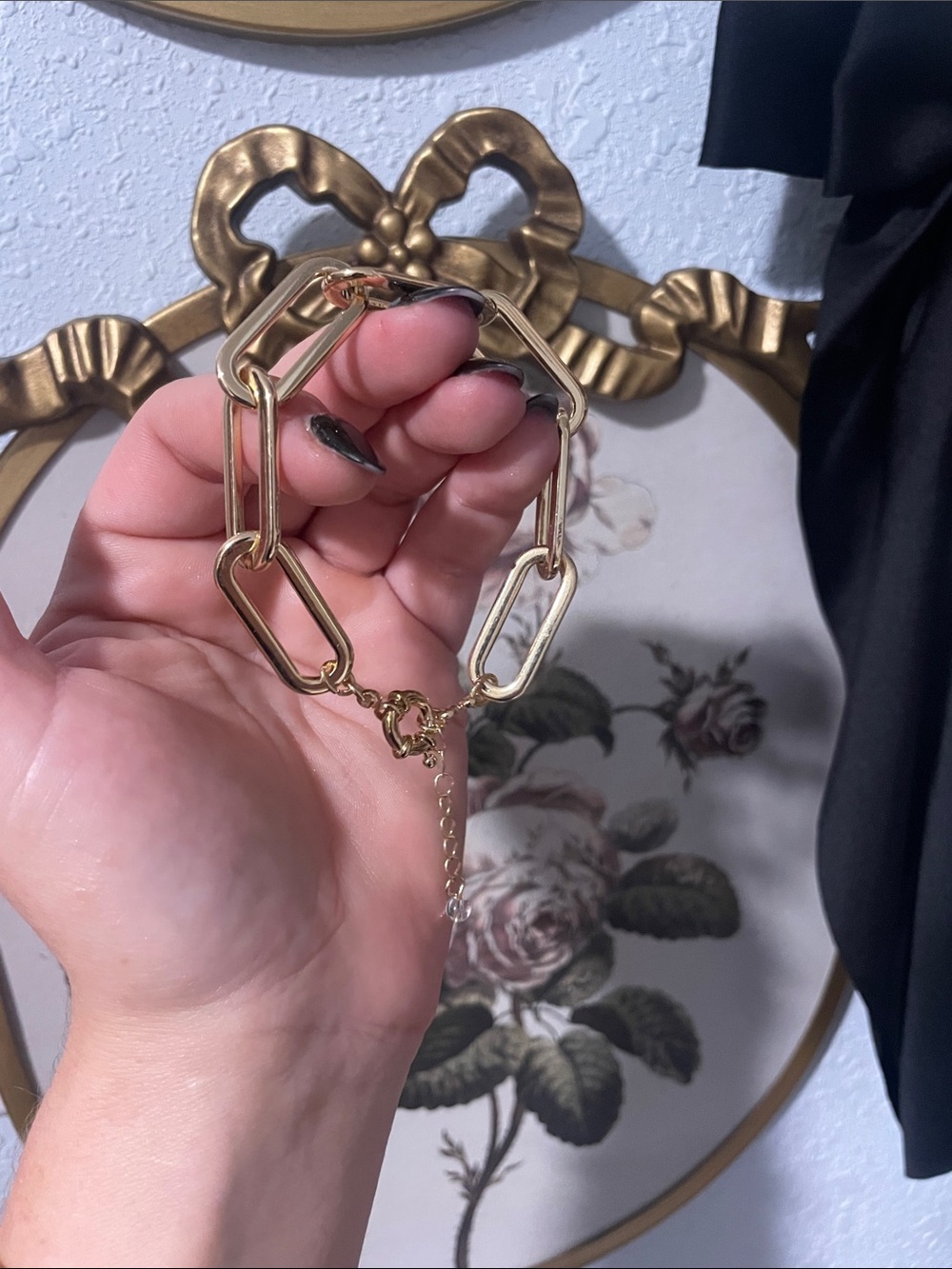 Gold Chain-Link Bracelet - Women's Fashion Accessory